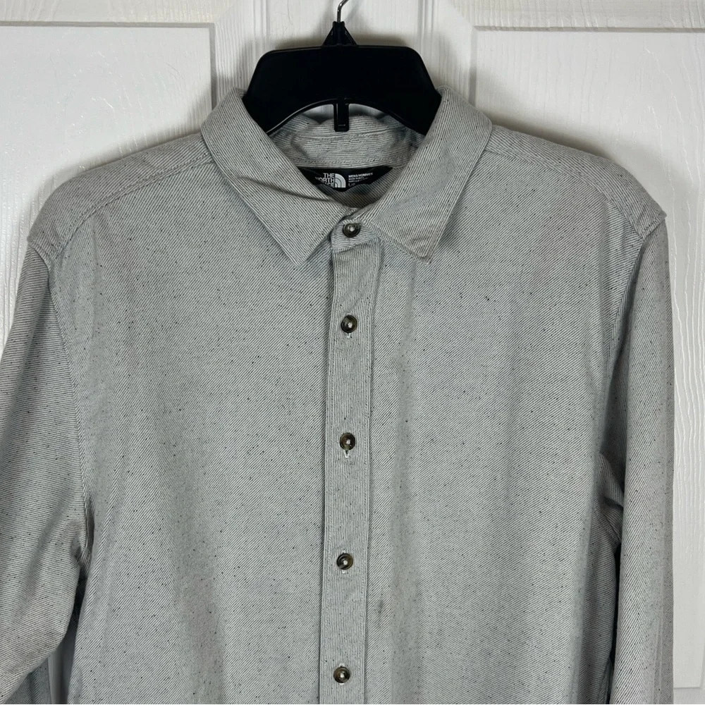 The North Face men’s light cream gray with speckles long sleeve cotton top Lg